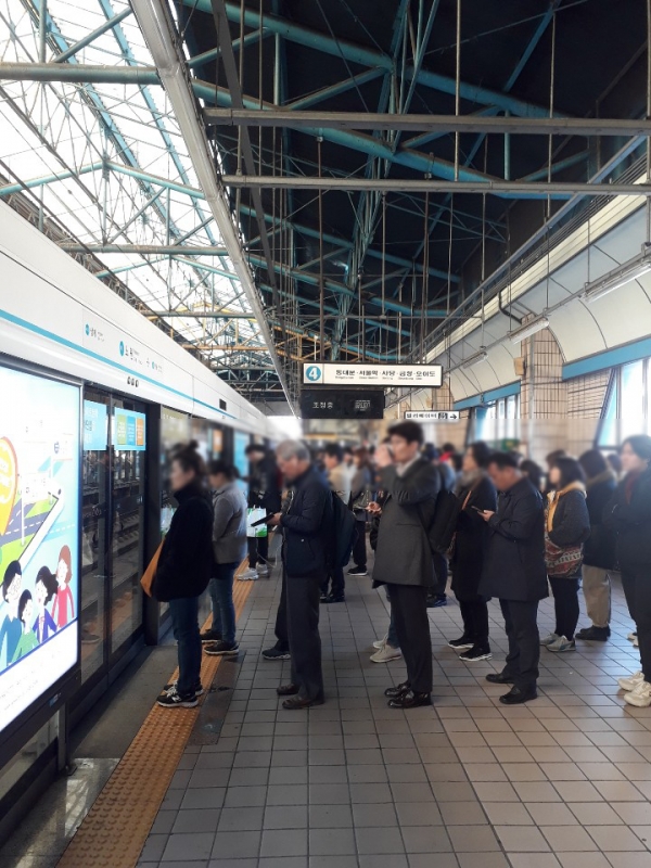 서울시는 지하철 혼잡 시 마스크 미착용 승객의 탑승을 제한하는 방안을 13일부터 시행한다. / 사진=독자제공