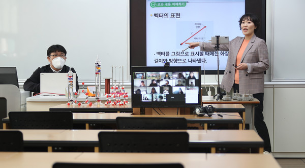 지난 4월 2일 오후 인천시 서구 인천 초은고등학교에서 신종 코로나바이러스 감염증(코로나19) 대응 원격교육이 진행되고 있다. 사진=연합뉴스 제공