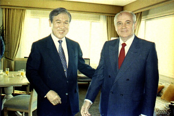 1990년 12월 13일부터 17일까지 당시 대한민국 대통령으로는 처음으로 소련 모스크바를 방문한 노태우 대통령(왼쪽)이 미하일 고르바초프 소련 대통령과 한·소 정상회담에 앞서 기념촬영을 하고 있다. 사진=국가기록원