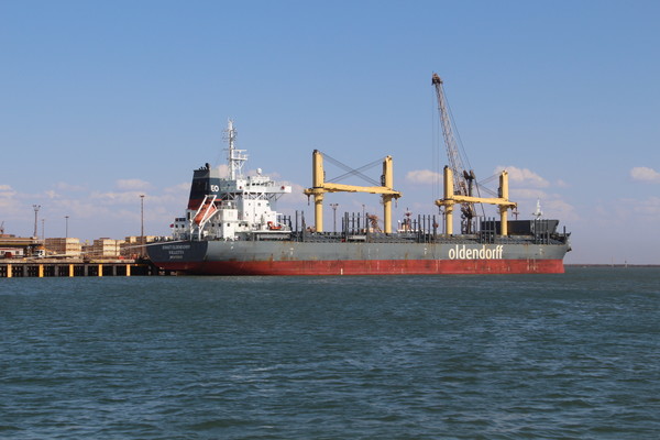 호주 포트헤들랜드 항구에 입항한 벌크선이 철광석을 선적하기 위해 선석에 접안되어 있다. 사진=채명석 기자