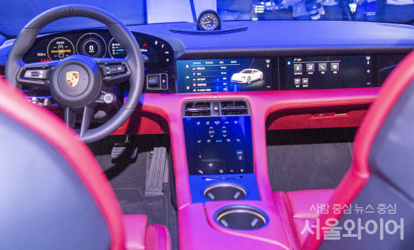 26일 오전 서울 강남구 신사동 소재 포르쉐 타이칸 아레나에서 자사 최초 순수 전기 스포츠카 ‘포르쉐 타이칸4S’를 공개 했다.