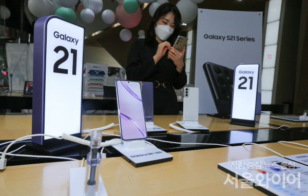 삼성전자가  갤러시s 21를 공개한 15일 오후 서울 종로구 소재 KT스퀘어에 마련된 체험공간에서 고객이 체험하고 있다.