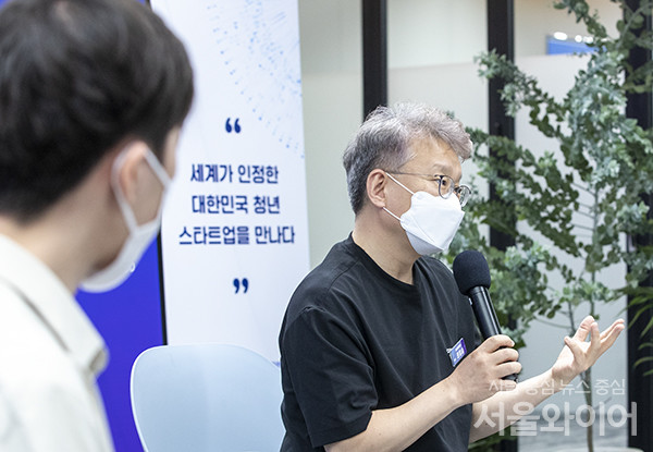 권칠승 중기부 장관이 22일 오후 서울 강남구 역삼동 소재 팁스 S1에서 열린 대한민국 청년 스타트업 간담회에  인사말을 하고 있다.