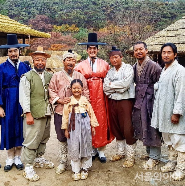 다음 달 재개봉을 앞둔 영화 '소리꾼'에 함께 출연한 동료 배우들과. 사진=박재민 SNS
