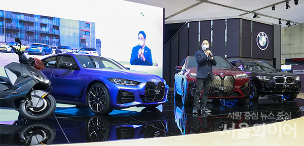 25일 오전 고양시 킨텍스 제2전시관에서 열린 2021 서울모빌리티쇼 프레스데이에서 BMW i4, iX, iX3이 소개되고 있다.