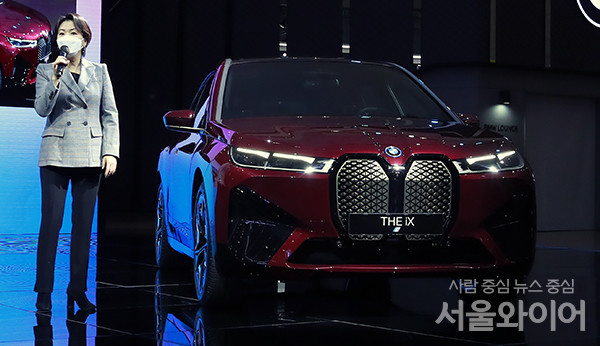 25일 오전 고양시 킨텍스 제2전시관에서 열린 2021 서울모빌리티쇼 프레스데이에서 BMW iX가 소개되고 있다.