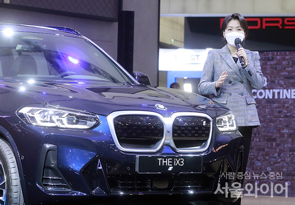 25일 오전 고양시 킨텍스 제2전시관에서 열린 2021 서울모빌리티쇼 프레스데이에서 BMW  iX3이 소개되고 있다.
