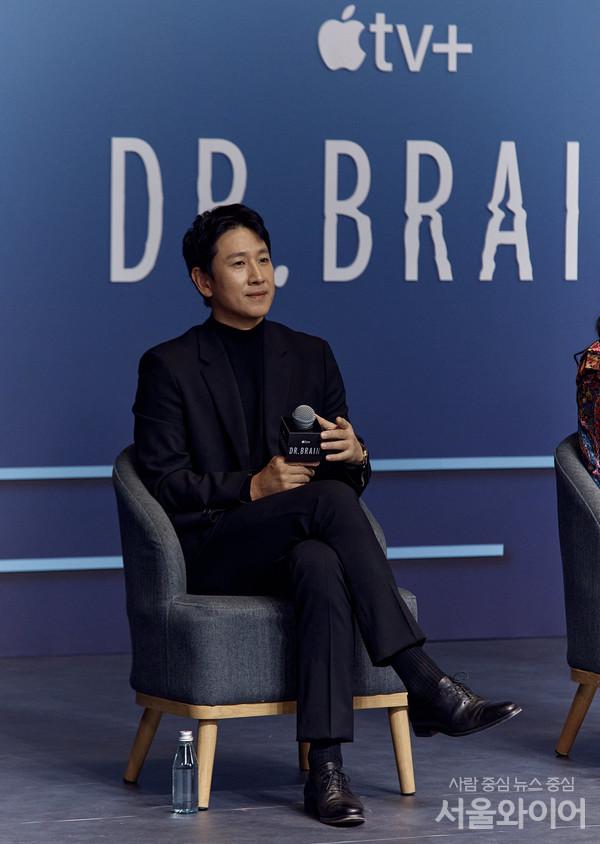 'Dr. 브레인' 온라인 컨퍼런스 당시 '고세원' 역을 맡은 배우 이선균. 사진=Apple TV+ 제공.