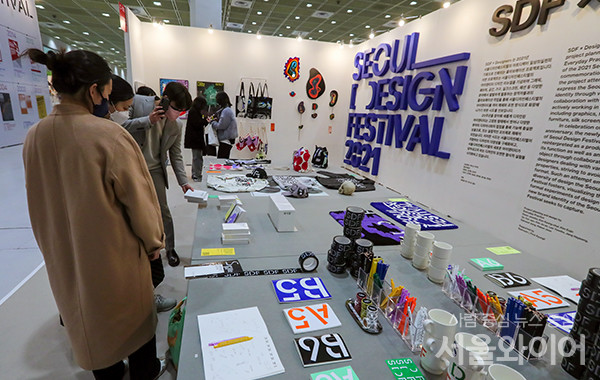 22일 삼성동 코엑스에서 열린 제20회 서울디자인 페스티벌을 찾은 관람객들이 전시장을 둘러 보고 있다.