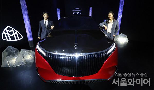 벤츠 코리아가 25일 서울 서초구 소재 세빛섬에서 럭셔리 전기차 마이바흐 EQS 콘셉트 카를 공개한 가운데 모델이 제품을 소개하고 있다.