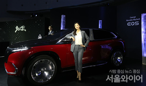 벤츠 코리아가 25일 서울 서초구 소재 세빛섬에서 럭셔리 전기차 마이바흐 EQS 콘셉트 카를 공개한가운데 모델이 제품을 소개하고 있다.