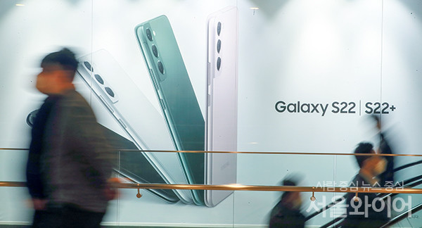 삼성전자가 올해 첫 스마트폰 갤럭시S22 시리즈를 공개한 10일 서울 서초구 삼성 딜라이트샵에 제품 광고가 설치돼 있다.