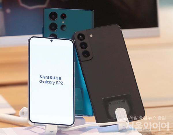 삼성전자가 올해 첫 스마트폰 갤럭시S22 시리즈를 공개한 10일 서울 서초구 삼성 딜라이트샵에 제품이 전시돼 있다 
