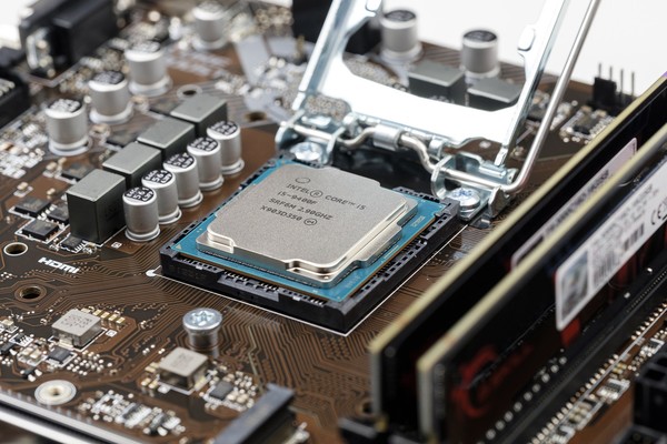 미국 반도체기업 인텔은 과거 컴퓨터 중앙처리장치(CPU) 칩 공급으로 호황을 누렸지만, 지난해 삼성전자에게 글로벌 반도체 왕좌를 내주면서 기존 영향력이 다소 떨어진 모습이다. 사진=픽사베이 제공