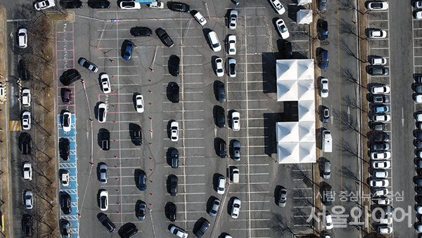 코로나 드라이브스루 임시선별검사소를 찾은 시민들의 차량이 검사를 기다리고 있다.