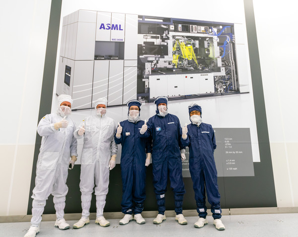 2020년 네덜란드 ASML 노광장비(EUV) 생산현장을 찾은 이재용 삼성전자 부회장(가운데) 모습. 사진=삼성전자 제공