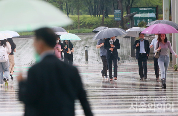 23일 서울지역에 장맛 비가 내리고 있는 가운데 시민들이 이동을 하고 있다.