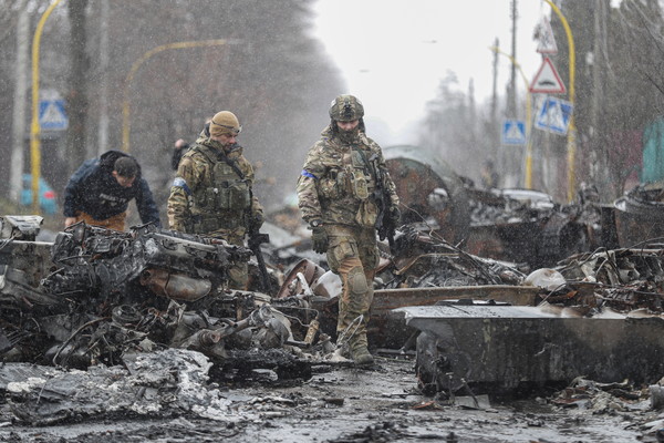 우크라이나군의 반격을 받은 러시아군 탱크와 장갑차 등이 거리에 널브러져 있다. 사진=연합뉴스