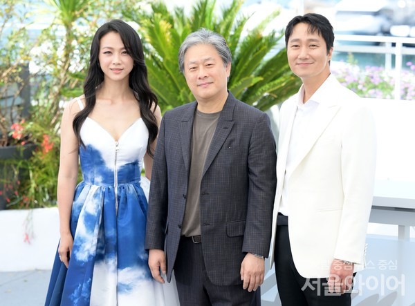 (왼쪽부터) 칸 국제영화제에 참가한 탕웨이와 박찬욱 감독, 박해일. 사진=CJ ENM 제공