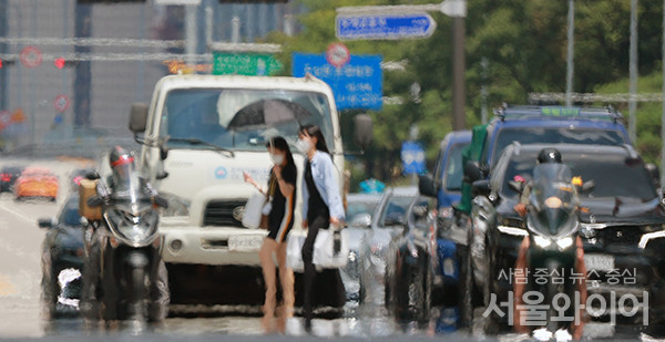 서울 영등포구 여의도 환승센터인근 도로에 아지랑이가 피어오르고 있다. 사진=서울와이어 DB