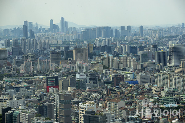 최근 주택시장 매물적체 현상이 지속되는 가운데 서울 아파트 가격이 6주 연속 하락세를 유지했다. 사진=이태구 기자