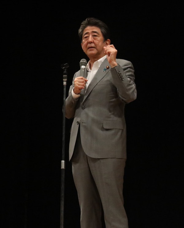아베 신조 전 일본 총리가 참의원 선거 지원유세 중 총격을 받아 심폐정지 상태다. 긴급히 병원으로 이송됐으나, 매우 위중한 것으로 전해진다. 사진=아베 신조 전 일본 총리 공식 트위터