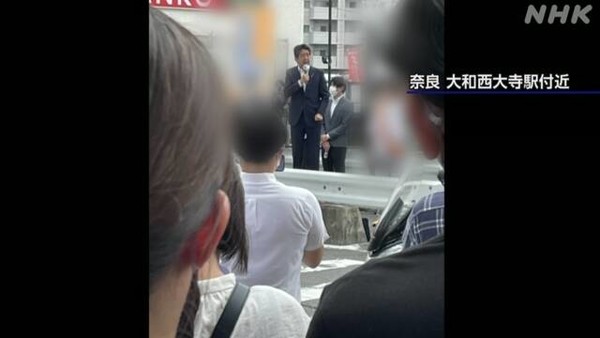 선거 유세중 총격을  당한  아베 신조  전 총리 (사진 NHK에서 캡쳐)