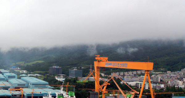 대우조선해양 옥포조선소에 설치된 대형 크레인 (사진  연합뉴스 제공)