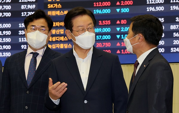 지난 25일 이재명 더불어민주당 의원은 한국거래소를 방문해 “한시적 공매도 금지는 즉각 시행해야 효과가 있는데 검토만 하는 게 매우 아쉽다”고 밝혔다. 사진=연합뉴스