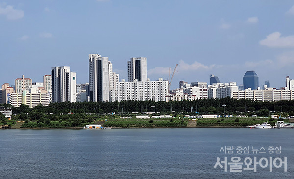 한강변에서 바라 본 강남지역 아파트 모습. 사진=이태구 기자