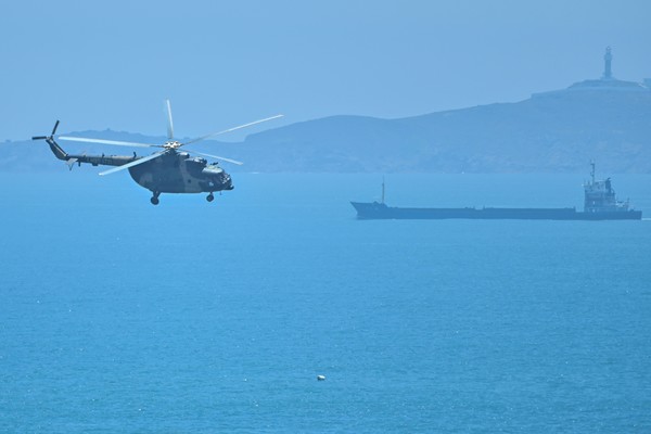 중국군 소속 군용 헬기가 4일 대만과 인접한 중국 남부 푸젠성 핑탄섬 상공을 비행하고 있다 (AFP=연합뉴스)