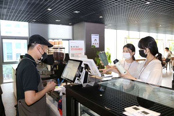 DL이앤씨 직원들이 서울시 종로구 돈의문 디타워에 위치한 D라운지카페에서 개인 컵을 사용해 음료를 주문하고 있다. 사진=DL이앤씨 제공