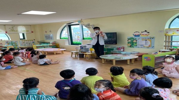 보건소 공중보건치과의사가 어린이집에서 구강보건 교육을 진행하는 모습 (사진제공 = 화순군)