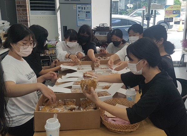 군산시 흥남동 서흥중학교 '따숲' 봉사동아리 회원들이 쿠키를 만들어 포장하고 있다. (사진제공 = 군산시)