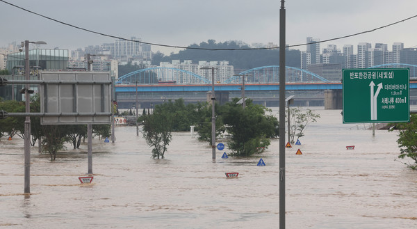 중부지방에 쏟아진 '물폭탄급' 폭우에 서울·경기에서 7명이 숨지고 6명이 실종되는 인명피해가 나왔다. 사진=연합뉴스 제공