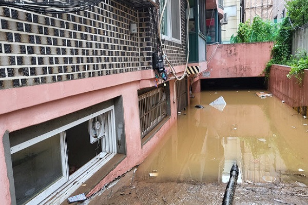 서울시가 이번 폭우와 관련된 사고를 방지하기 위해 반지하 건축을 금지한다. 사진=연합뉴스 제공