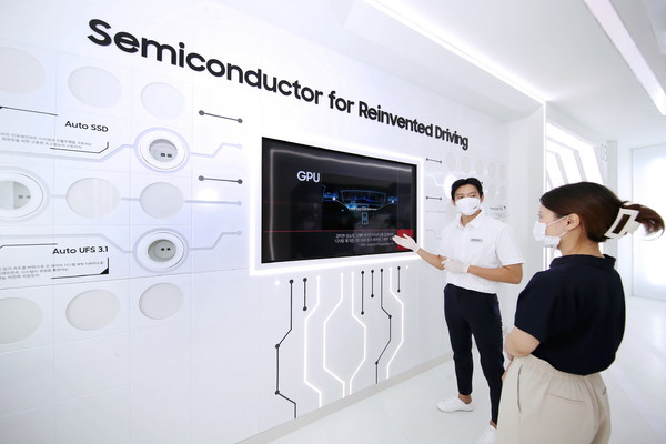 삼성이 국내에서 열리는 '2022 서울 E-PRIX(E-프리)' 전기차 경주대회에 맞춰 홍보관을 마련했다. 홍보관 내 삼성전자 전시존에서 차량용 시스템반도체를 소개하고 있다. 사진=삼성 제공