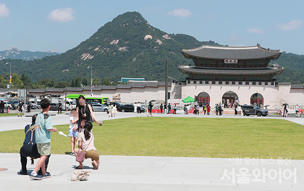 11일 오후 서울 광화문광장을 찾은 시민들이 휴식을 취하고 있다.