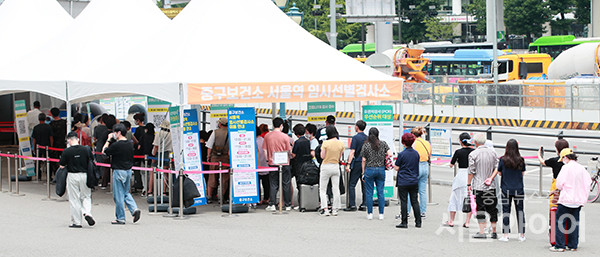 서울역 광장에 설치된 코로나 임시 선별진료소를 찾은 시민이 검사를 받기 위해 대기하고 있다. 사진=서울와이어 DB