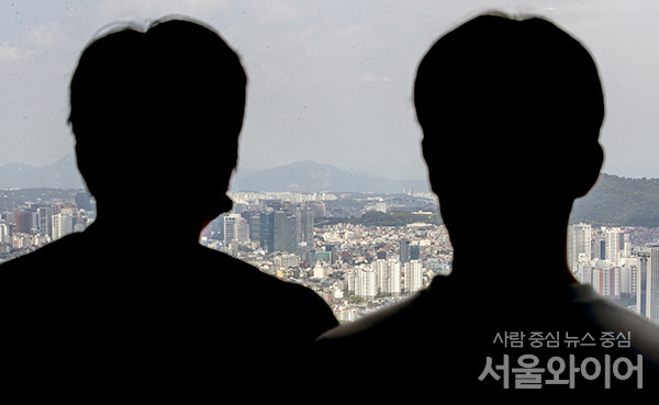 16일 오후 서울 영등포구 여의도 소재 63빌딩 전망대를 찾은 관광객이 서울 주택가를 보고있다.