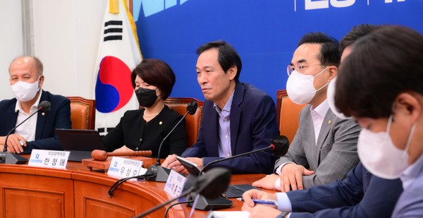 더불어민주당 우상호 비상대책위원장이 17일 오전 국회에서 열린 비상대책위원회의에서 발언하고 있다. (사진 연합뉴스 제공)