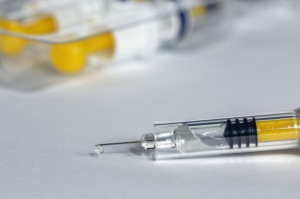 FDA는 지난달 31일(현지시간) 화이자와 모더나가 오미크론 변이 예방을 위해 만든 새로운 백신을 승인했다고 밝혔다. 사진=서울와이어 DB