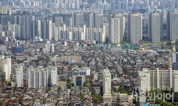 한국부동산원에 따르면 지난달 26일 조사 기준 서울 아파트값은 한 주 전 대비 0.13% 하락해 3년 7개월 만에 가장 큰 하락 폭을 기록했다. 사진=서울와이어 DB