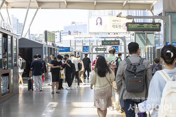 8일 오후 서울 중구 서울역을 찾은 시민들이 고향을 가기위해 기차로 향하고 있다.