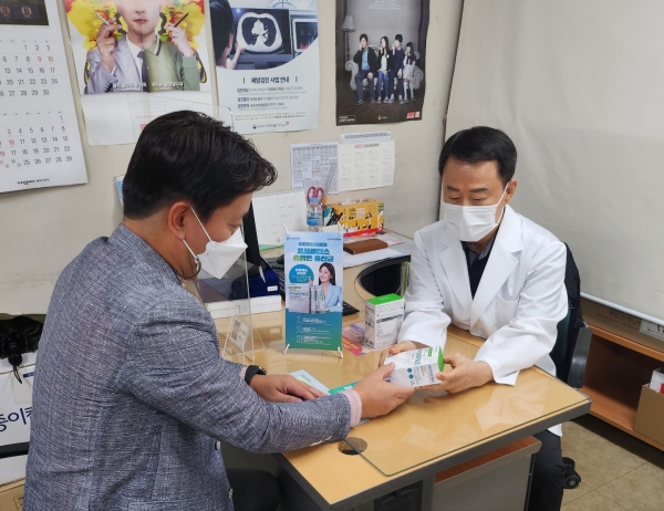 GC녹십자웰빙이 호흡기 특허 유산균 '프로비던스 숨맑은 유산균'을 서울시 주 보건소 10곳 금연클리닉에서 체험용 제품을 무료 증정한다고 13일 밝혔다. =GC녹십자 제공
