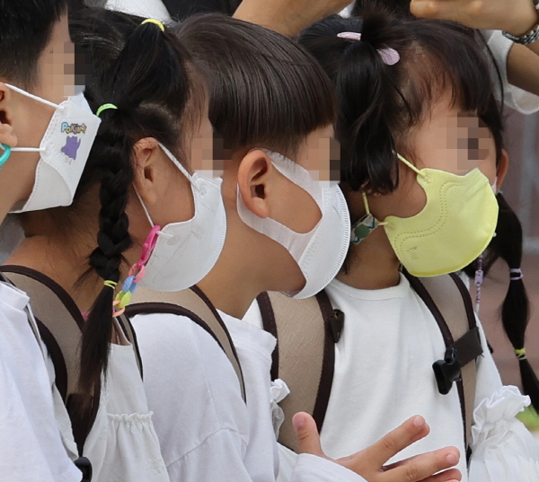 서울 광진구 어린이대공원에 마스크를 쓴 어린이들이 앉아 있다. 사진=연합뉴스