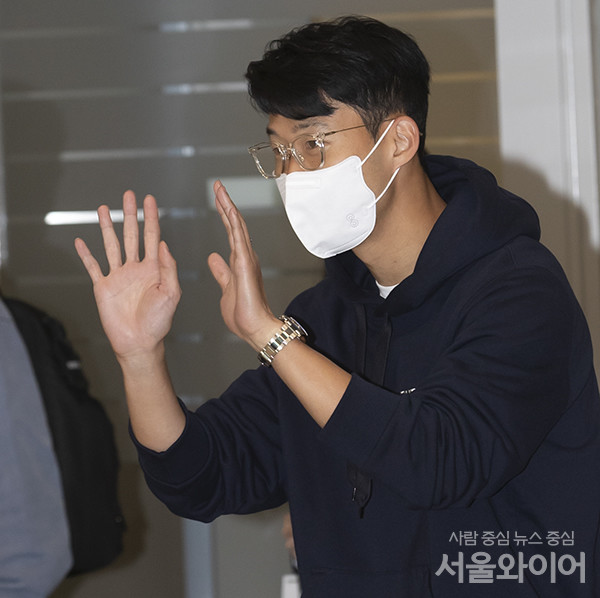 지난 19일 손흥민 선수가 인천공항 제 2터미널을 통해 입국하는 모습. 사진=이태구 기자