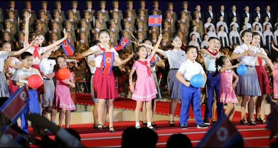 영국 데일리메일은 올해 북한 정권 수립 74주년 행사에 등장한 소녀가 김정은 북한 국무위원장의 둘째 딸 김주애라고 보도했다. 사진=데일리메일