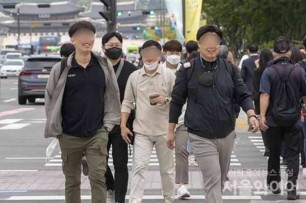 26일 서울 광화문 일대에서 시민들이 이동을 하고 있다.