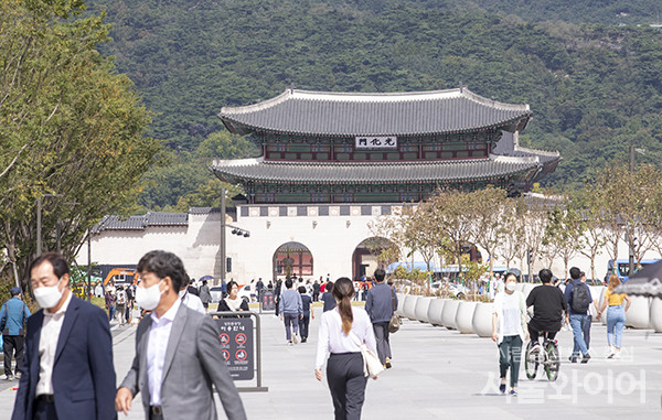 26일 오후 서울 광화문 광장 일대를 찾은 시민들이 산책을 즐기고 있다.